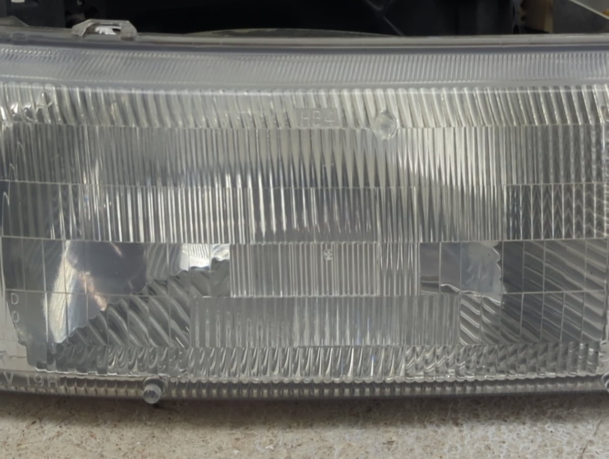 2000-2006 Chevrolet Tahoe Passenger Right Oem Head Light Headlight Lamp 1517760 - Oemusedautoparts1.com