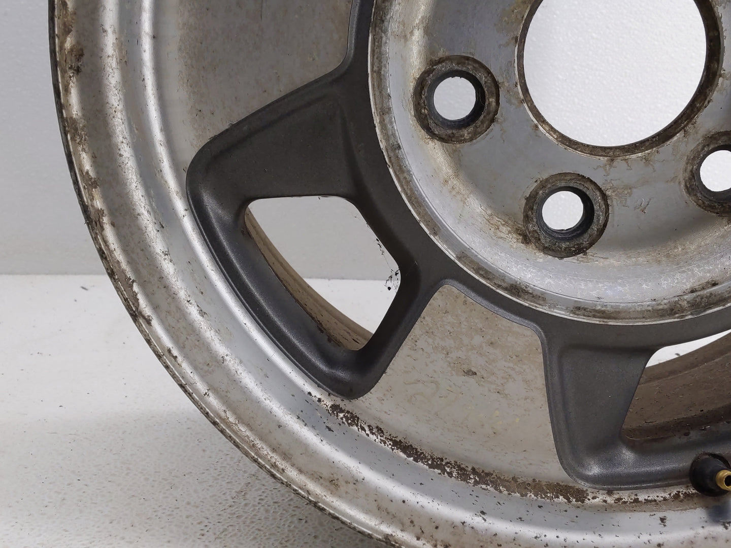2000-2003 Chevrolet Tahoe Oem Wheel Rim 819596 - Oemusedautoparts1.com