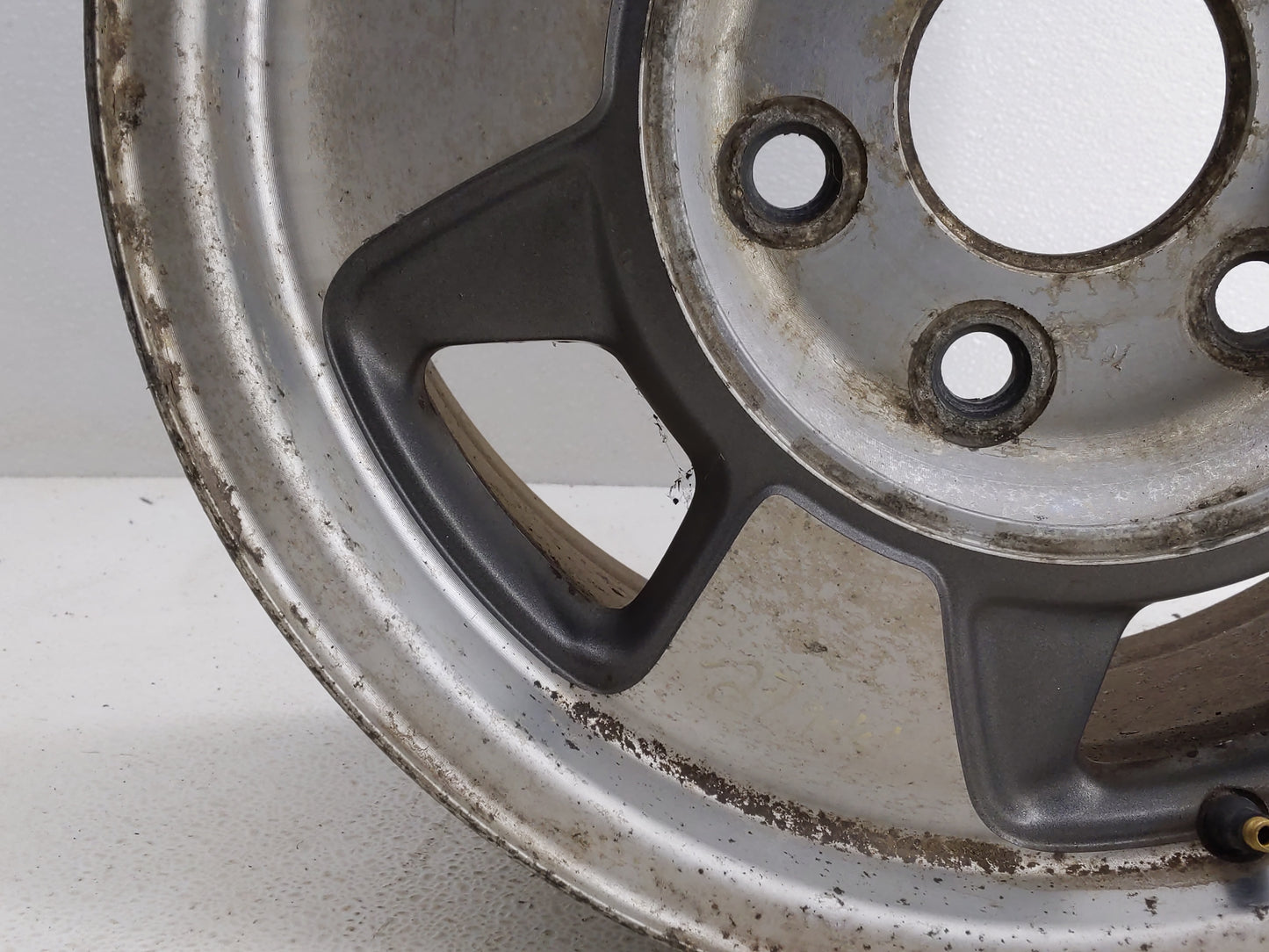 2000-2003 Chevrolet Tahoe Oem Wheel Rim 819596 - Oemusedautoparts1.com