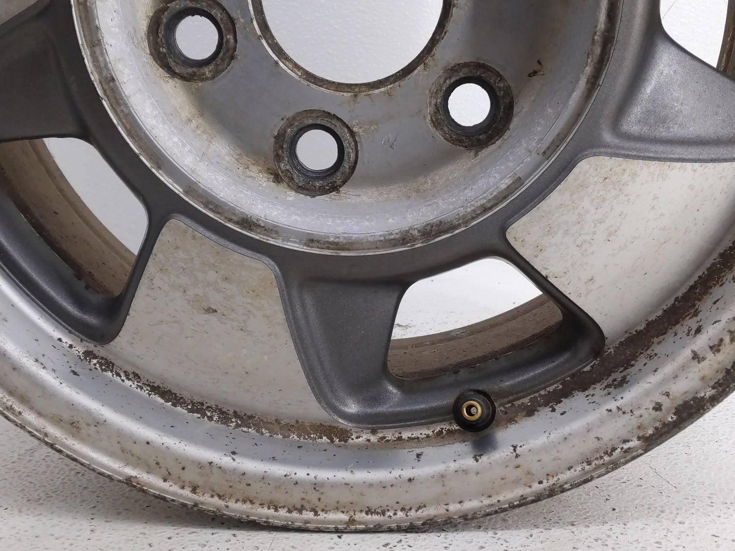 2000-2003 Chevrolet Tahoe Oem Wheel Rim 819596 - Oemusedautoparts1.com