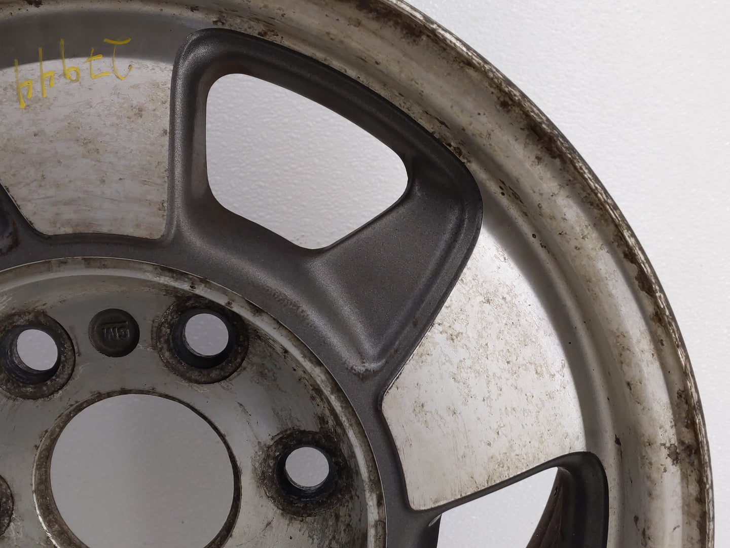 2000-2003 Chevrolet Tahoe Oem Wheel Rim 819597 - Oemusedautoparts1.com