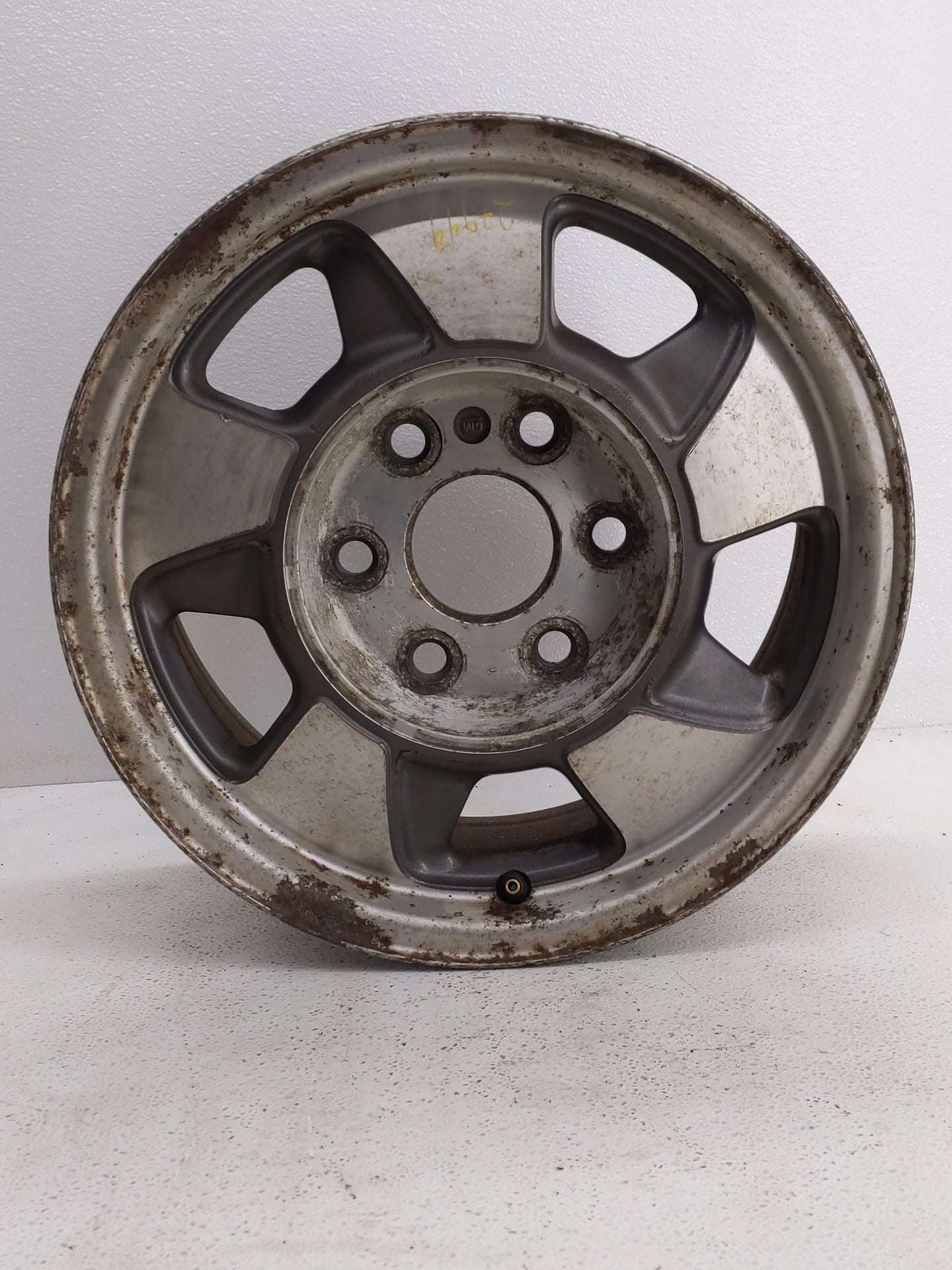 2000-2003 Chevrolet Tahoe Oem Wheel Rim 819597 - Oemusedautoparts1.com