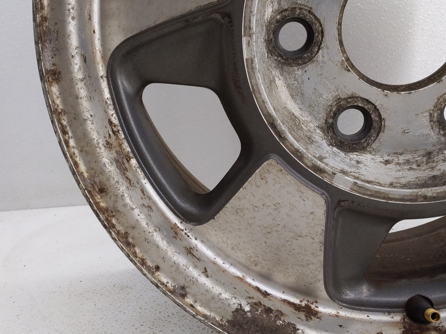 2000-2003 Chevrolet Tahoe Oem Wheel Rim 819597 - Oemusedautoparts1.com