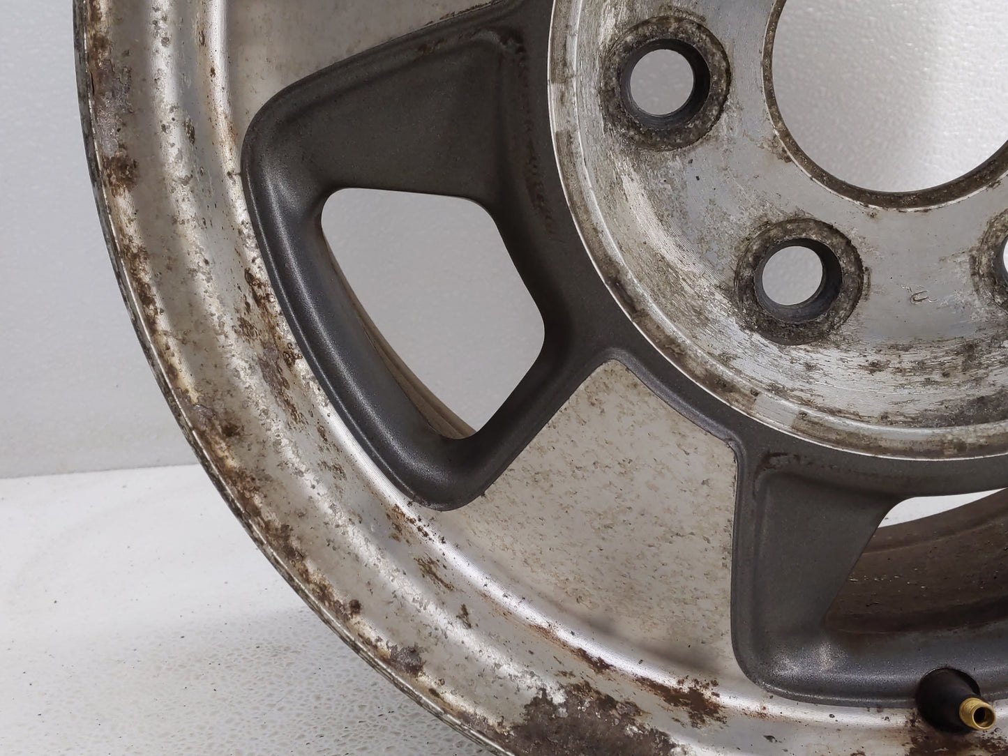 2000-2003 Chevrolet Tahoe Oem Wheel Rim 819597 - Oemusedautoparts1.com