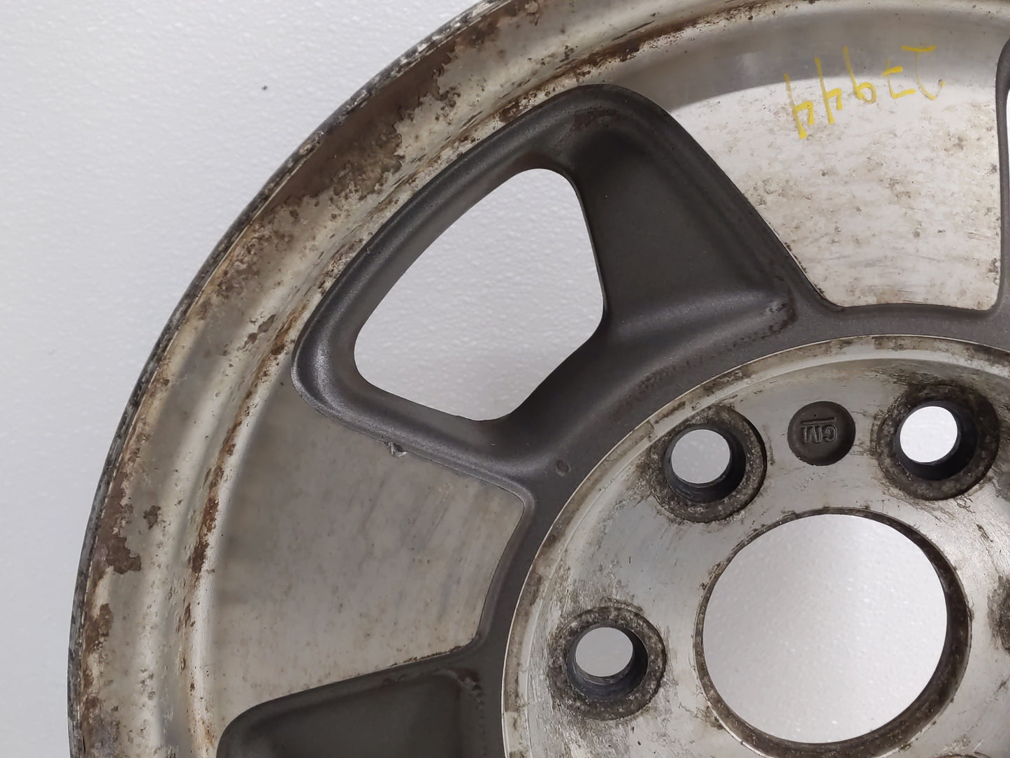 2000-2003 Chevrolet Tahoe Oem Wheel Rim 819597 - Oemusedautoparts1.com