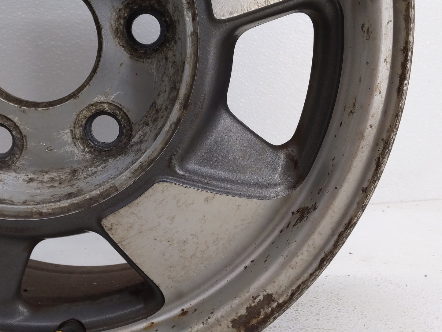 2000-2003 Chevrolet Tahoe Oem Wheel Rim 819597 - Oemusedautoparts1.com
