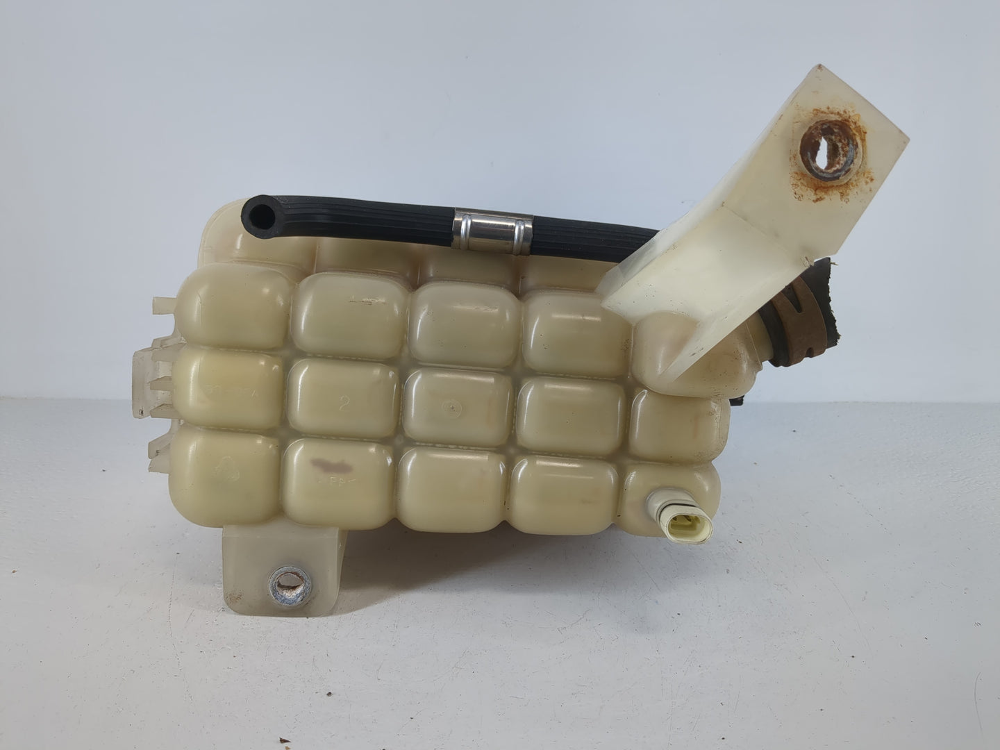 2000-2004 Chevrolet Tahoe Radiator Coolant Overflow Expansion Tank Bottle - Oemusedautoparts1.com