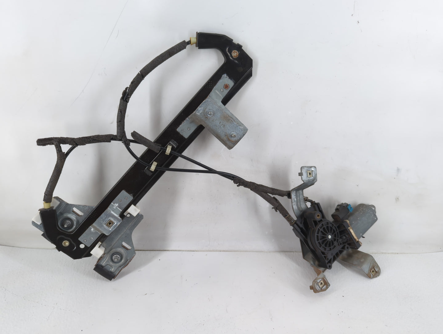 2000-2006 Chevrolet Tahoe Used Driver Left Rear Window Regulator - Oemusedautoparts1.com