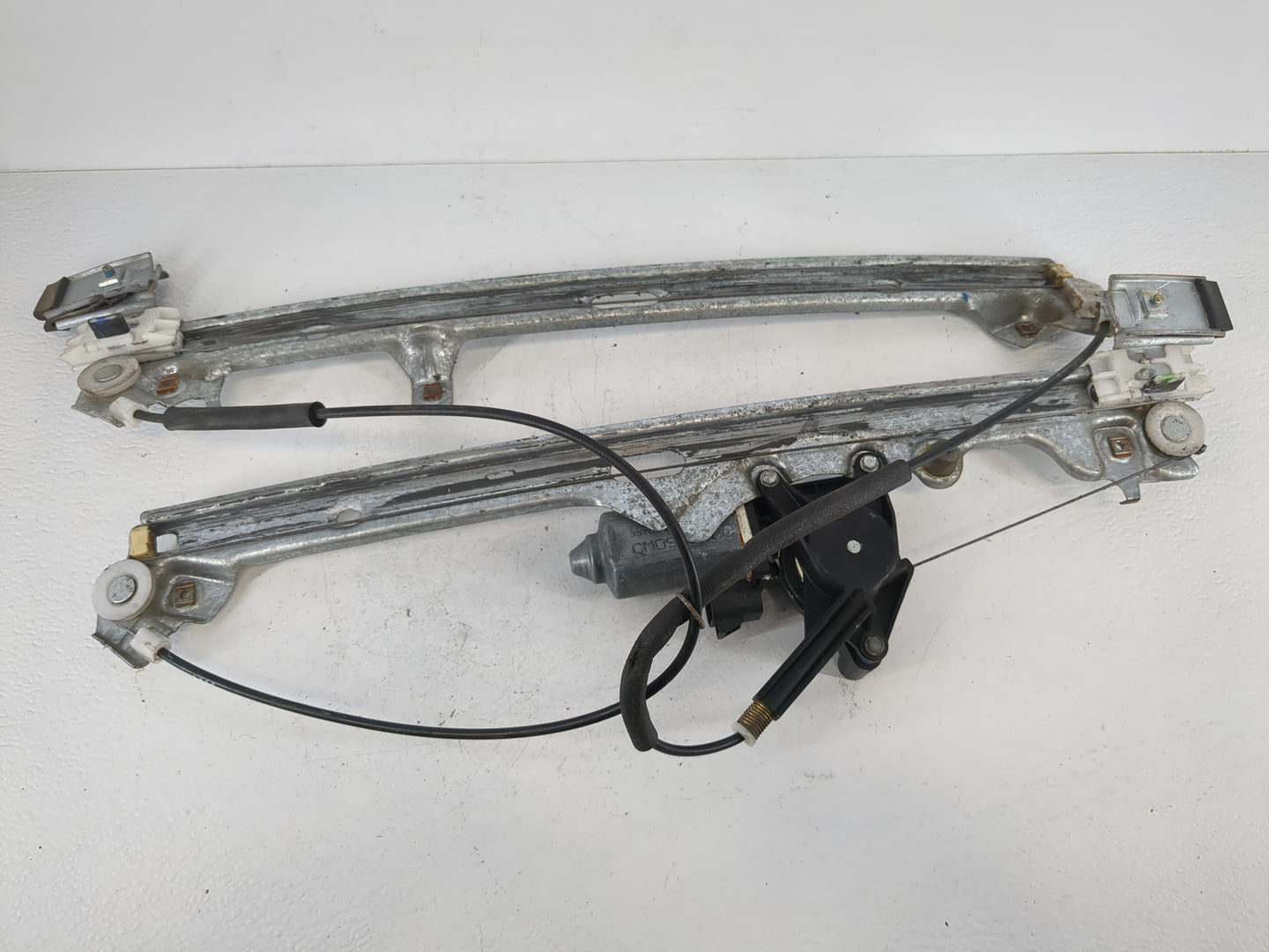 2000-2006 Chevrolet Tahoe Driver Front Left Power Window Motor - Oemusedautoparts1.com