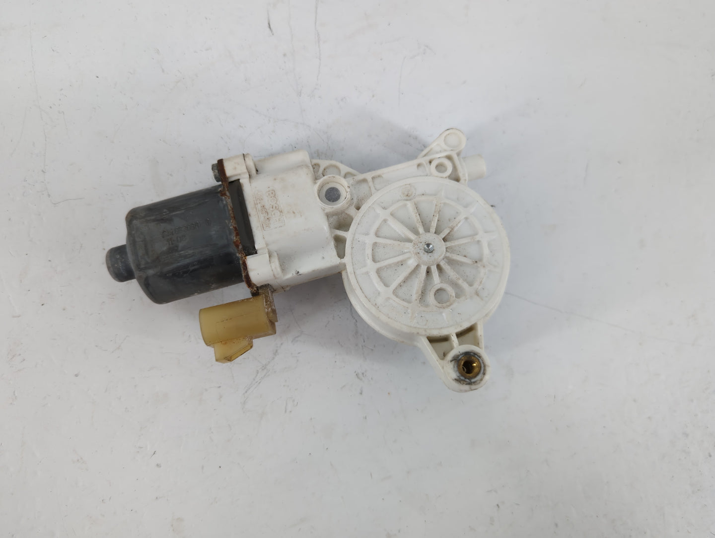 2000-2006 Chevrolet Tahoe Passenger Front Right Power Window Motor - Oemusedautoparts1.com