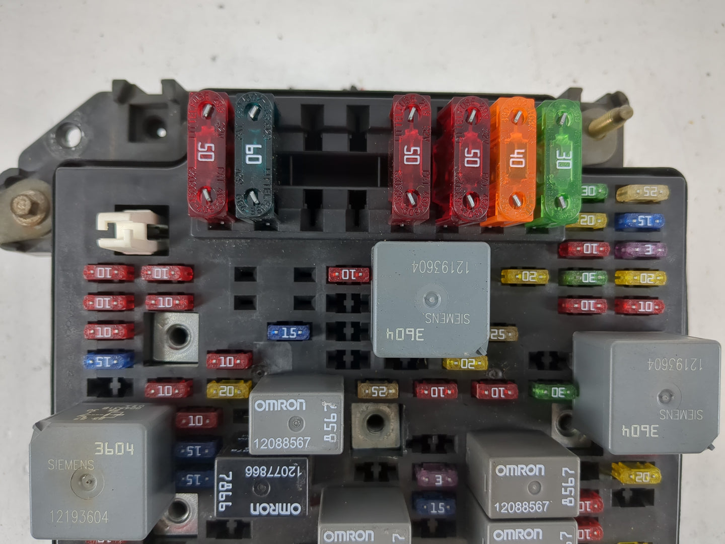 2001 Chevrolet Trailblazer Fusebox Fuse Box Panel Relay Module P/N:15328840 Fits Fits 2000 2002 2003 2004 2005 OEM Used Auto