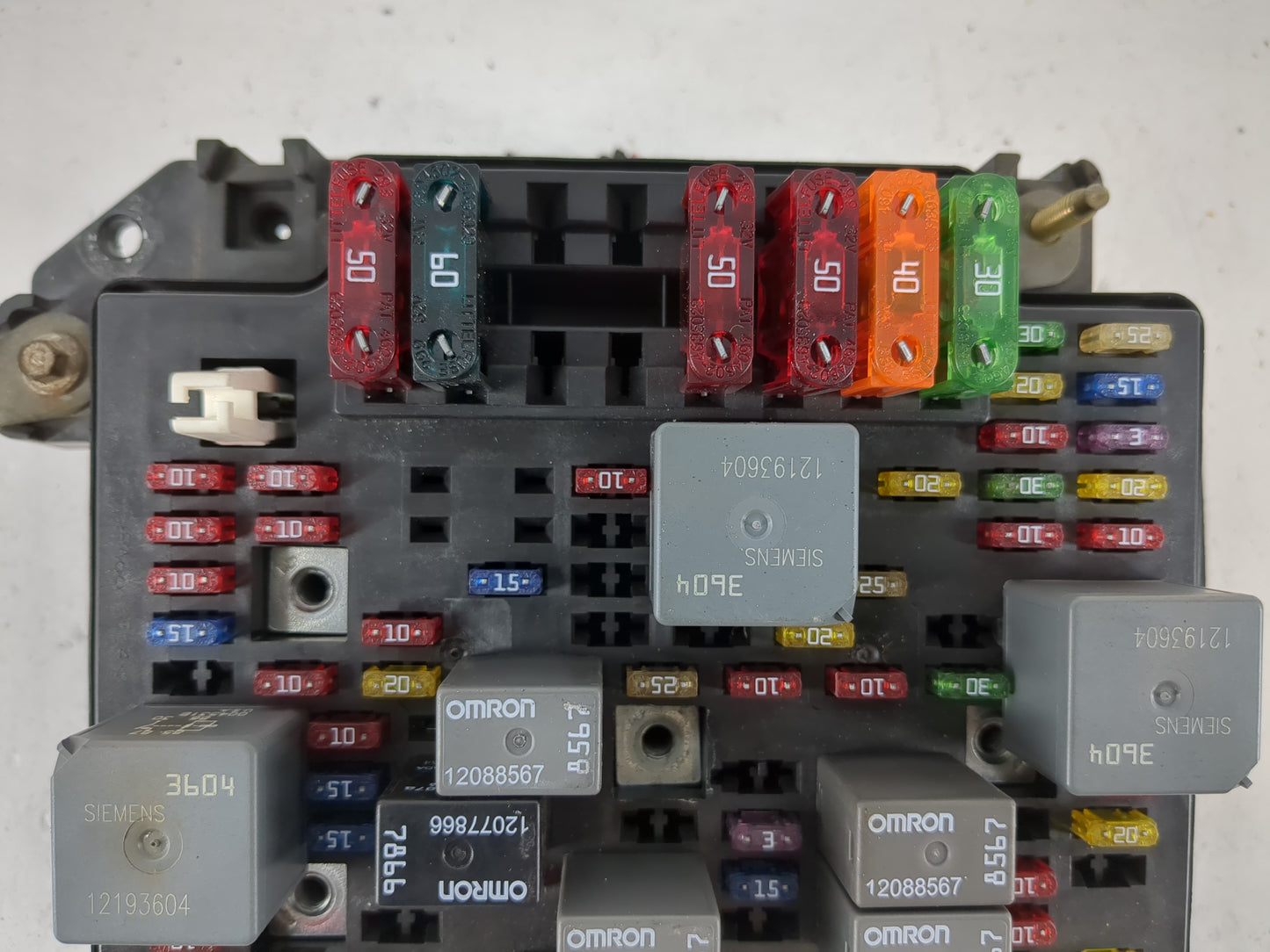 2001 Chevrolet Trailblazer Fusebox Fuse Box Panel Relay Module P/N:15328840 Fits Fits 2000 2002 2003 2004 2005 OEM Used Auto