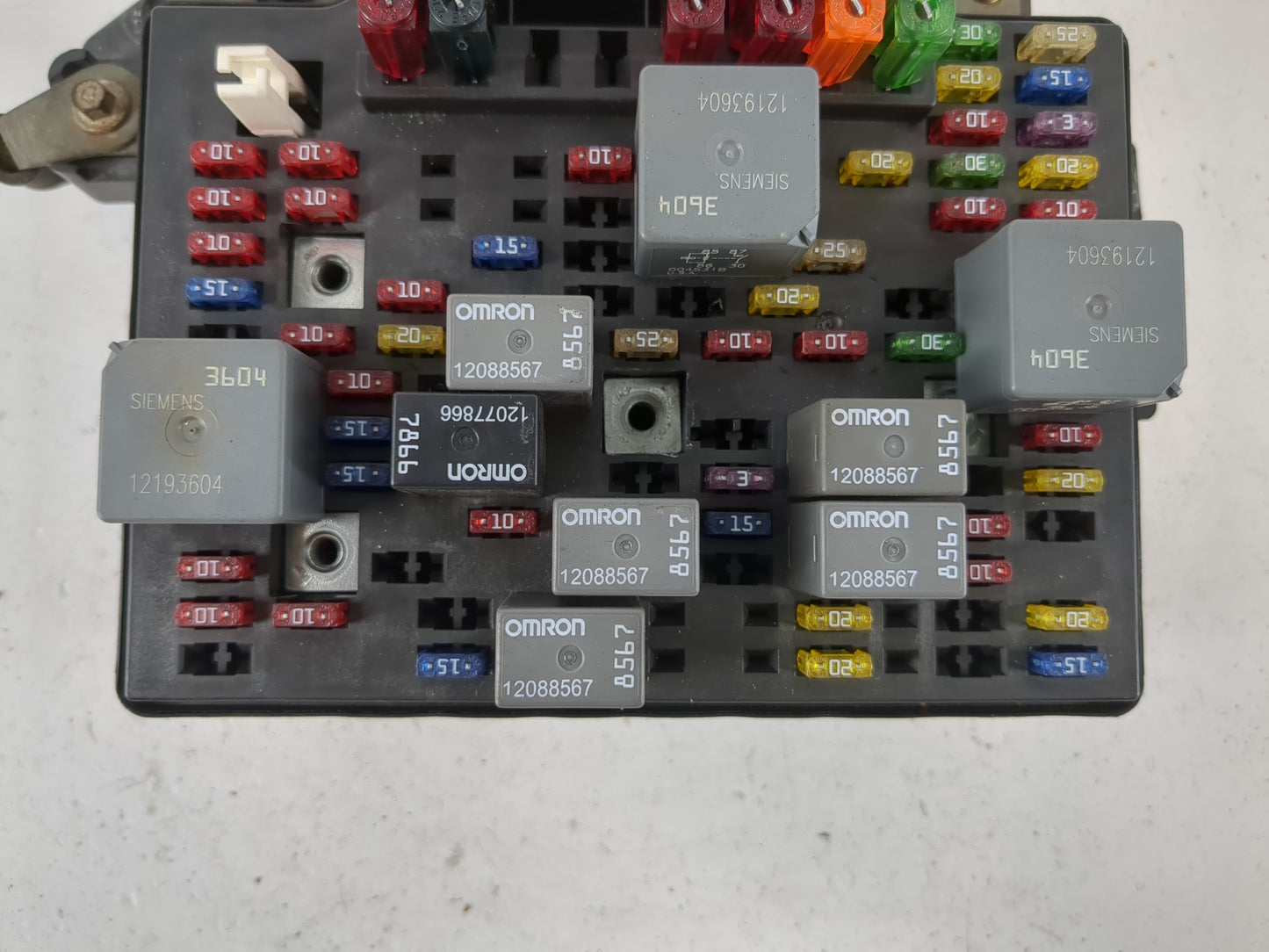 2001 Chevrolet Trailblazer Fusebox Fuse Box Panel Relay Module P/N:15328840 Fits Fits 2000 2002 2003 2004 2005 OEM Used Auto