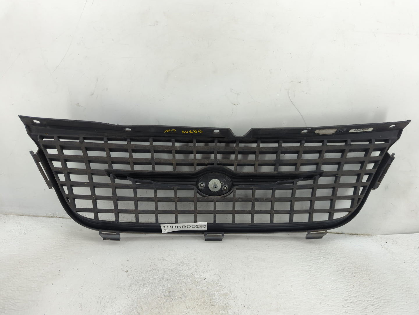 2001-2003 Chrysler Voyager Front Grille Bumper Not Included - Oemusedautoparts1.com