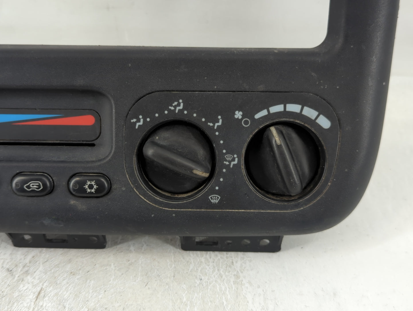 2001-2002 Chrysler Voyager Climate Control Module Temperature AC/Heater Replacement P/N:P04677915AB Fits Fits 2001 2002 OEM 