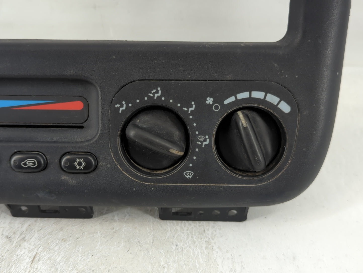 2001-2002 Chrysler Voyager Climate Control Module Temperature AC/Heater Replacement P/N:P04677915AB Fits Fits 2001 2002 OEM 