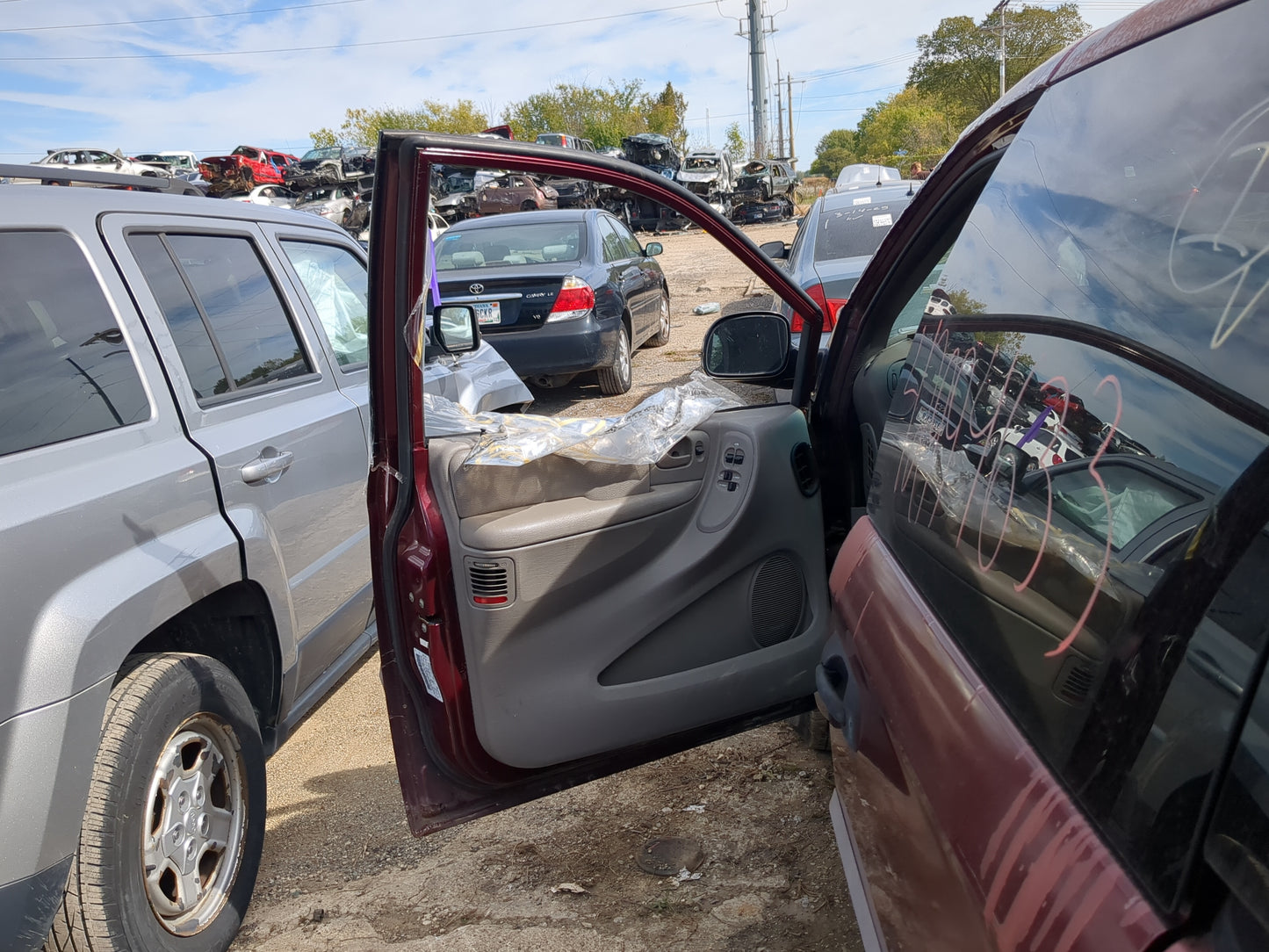 2001-2003 Dodge Caravan Driver Front Door Oem - Oemusedautoparts1.com
