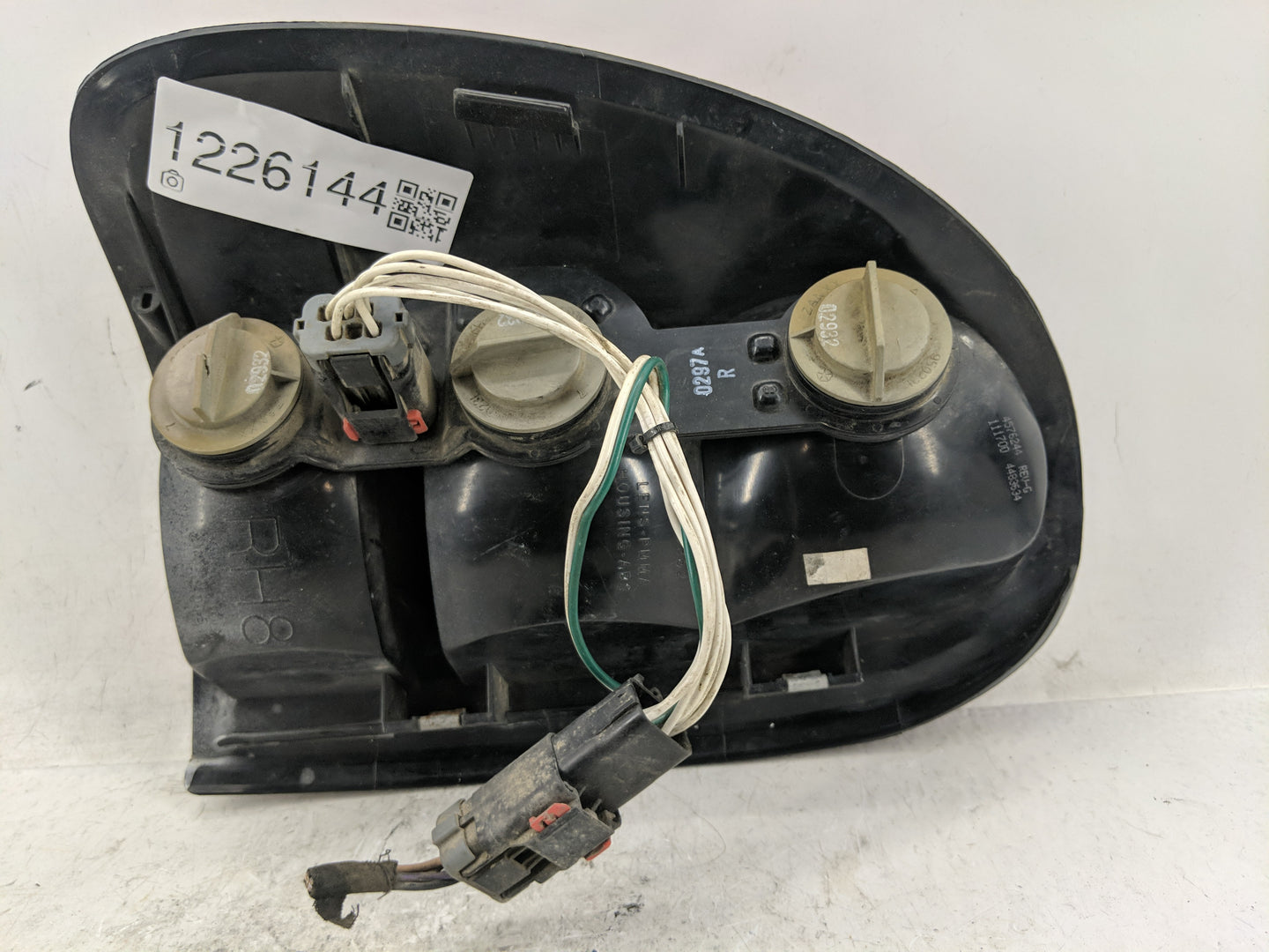 1998-2003 Dodge Durango Tail Light Assembly Passenger Right OEM P/N:4576362 Fits Fits 1996 1997 1998 1999 2000 2001 2002 200