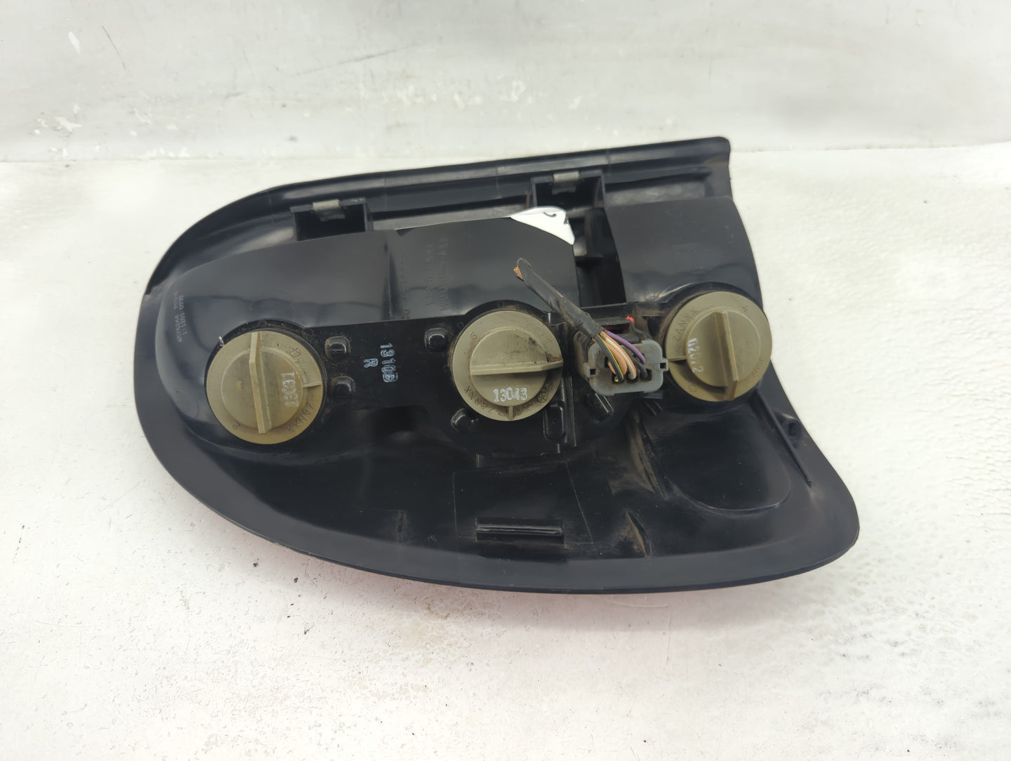 1998-2003 Dodge Durango Tail Light Assembly Passenger Right OEM P/N:4576363 Fits Fits 1996 1997 1998 1999 2000 2001 2002 200