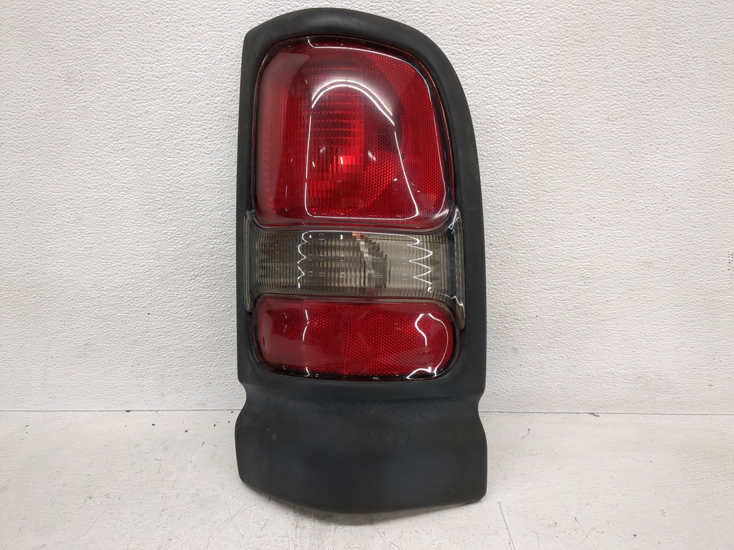 1994-2001 Dodge Ram 1500 Tail Light Assembly Passenger Right OEM P/N:55055220 752-4000 Fits OEM Used Auto Parts - Oemusedaut