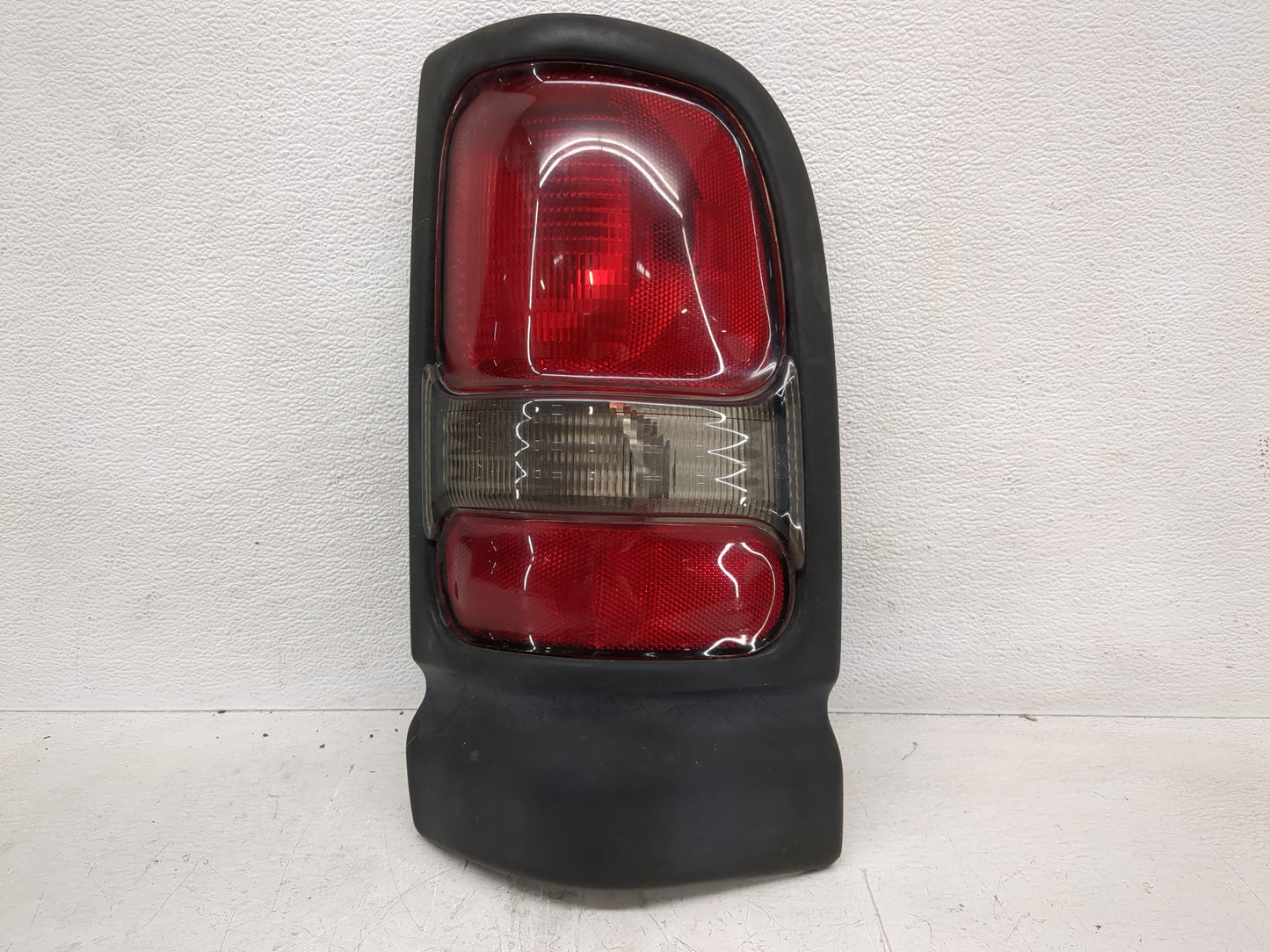 1994-2001 Dodge Ram 1500 Tail Light Assembly Passenger Right OEM P/N:55055220 752-4000 Fits OEM Used Auto Parts - Oemusedaut