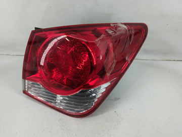 2001-2002 Dodge Stratus Tail Light Assembly Passenger Right OEM P/N:GM573-B000R Fits Fits 2001 2002 OEM Used Auto Parts - Oe