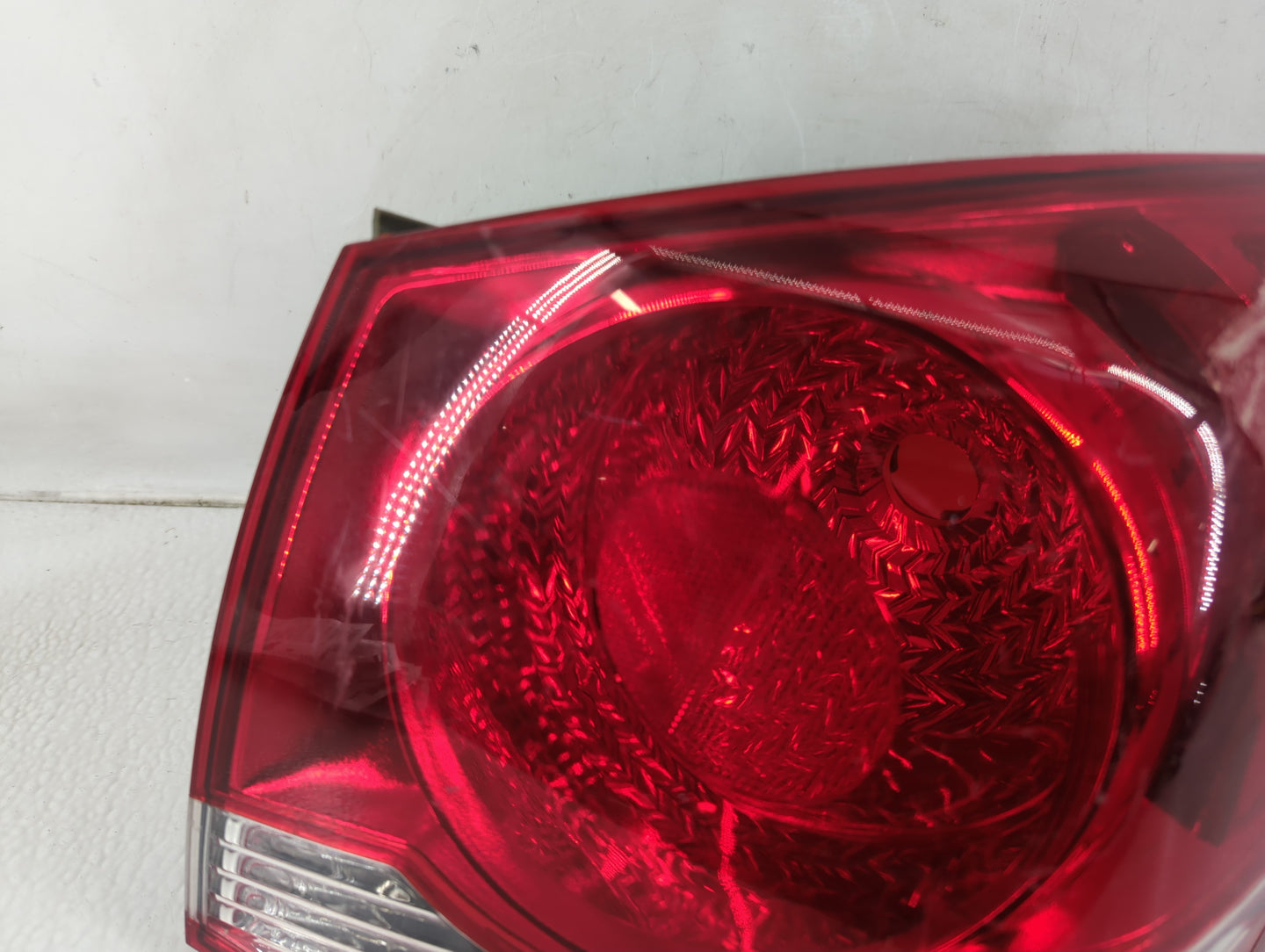 2001-2002 Dodge Stratus Tail Light Assembly Passenger Right OEM P/N:GM573-B000R Fits Fits 2001 2002 OEM Used Auto Parts - Oe