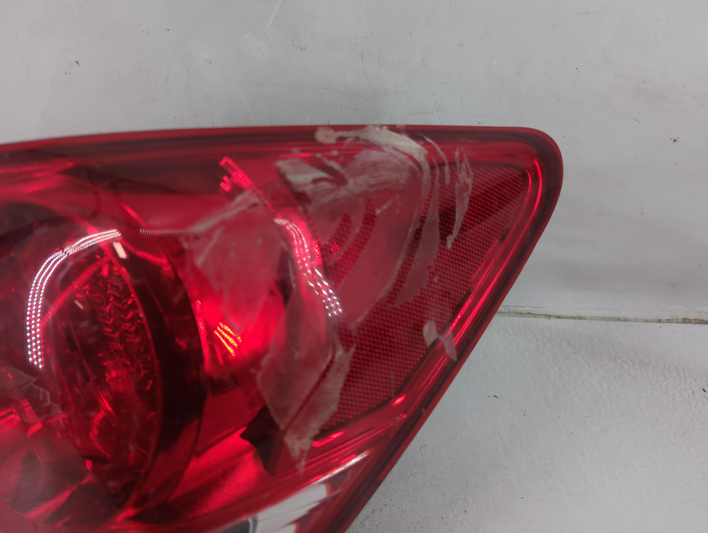 2001-2002 Dodge Stratus Tail Light Assembly Passenger Right OEM P/N:GM573-B000R Fits Fits 2001 2002 OEM Used Auto Parts - Oe