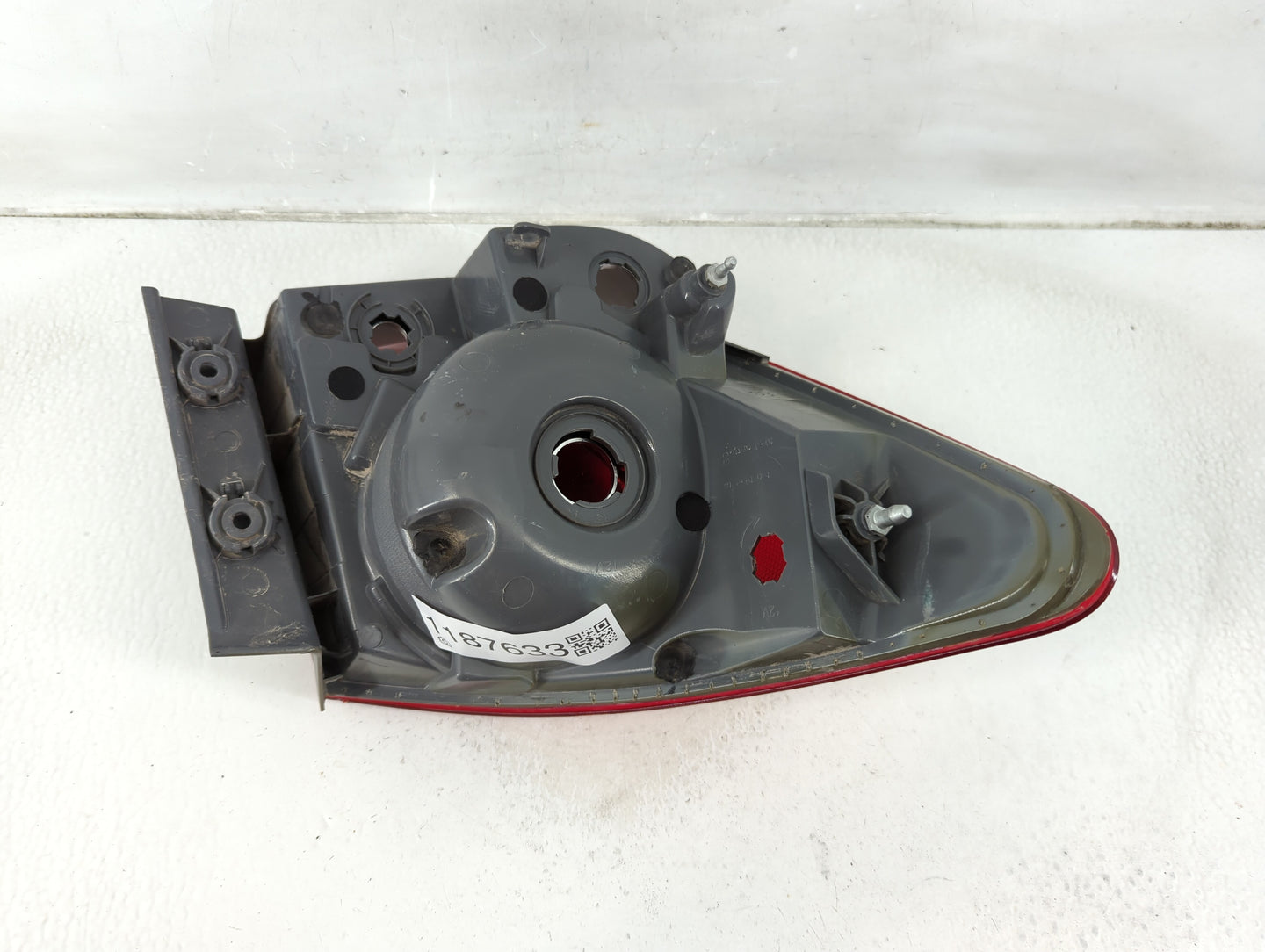 2001-2002 Dodge Stratus Tail Light Assembly Passenger Right OEM P/N:GM573-B000R Fits Fits 2001 2002 OEM Used Auto Parts - Oe