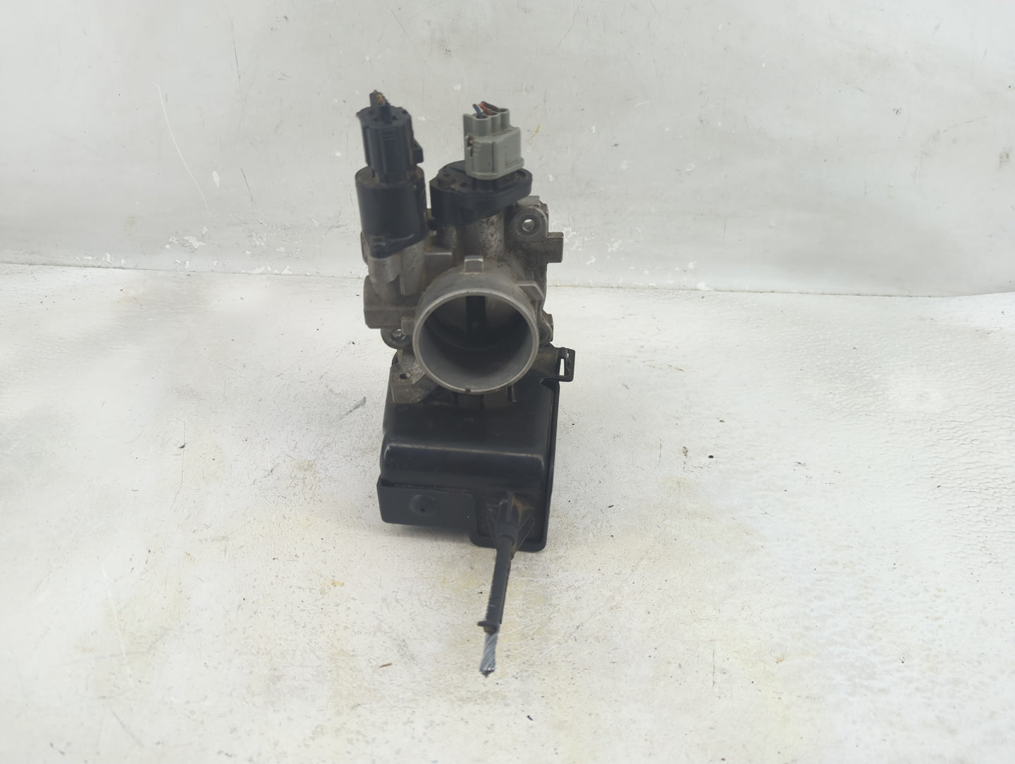 2001-2002 Dodge Stratus Throttle Body P/N:04591550AB Fits Fits 2001 2002 OEM Used Auto Parts - Oemusedautoparts1.com