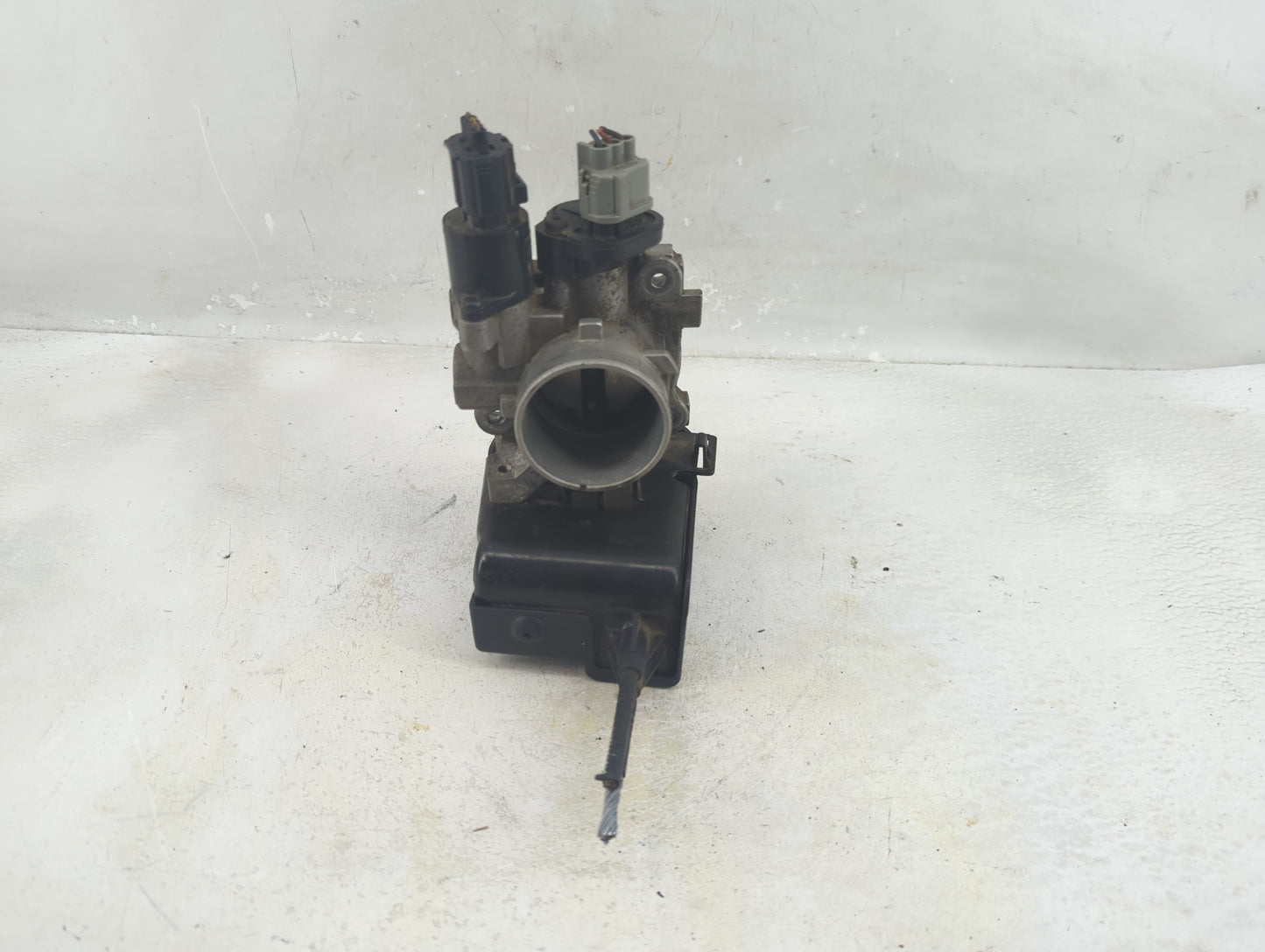 2001-2002 Dodge Stratus Throttle Body P/N:04591550AB Fits Fits 2001 2002 OEM Used Auto Parts - Oemusedautoparts1.com