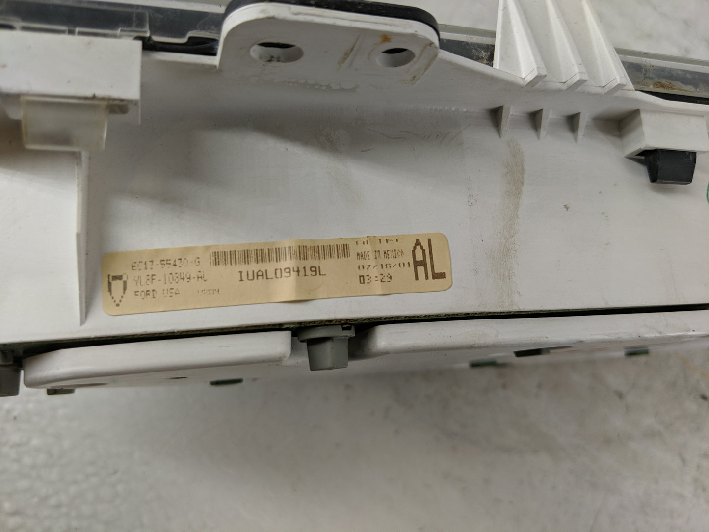 2001-2002 Ford Escape Instrument Cluster Speedometer Gauges P/N:IUAL09419L Fits Fits 2001 2002 OEM Used Auto Parts - Oemused