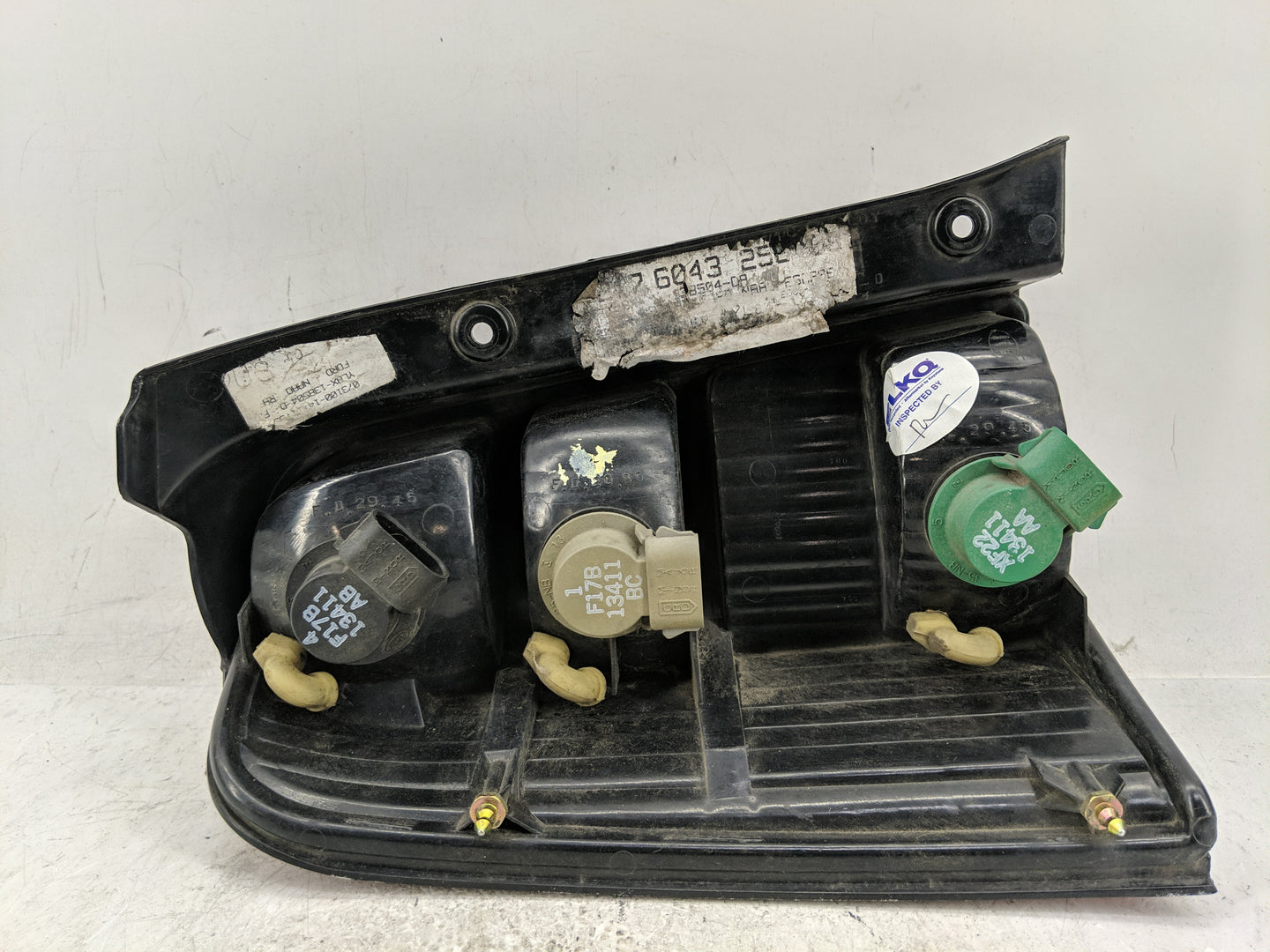 2001-2007 Ford Escape Tail Light Assembly Passenger Right OEM Fits Fits 2001 2002 2003 2004 2005 2006 2007 OEM Used Auto Par