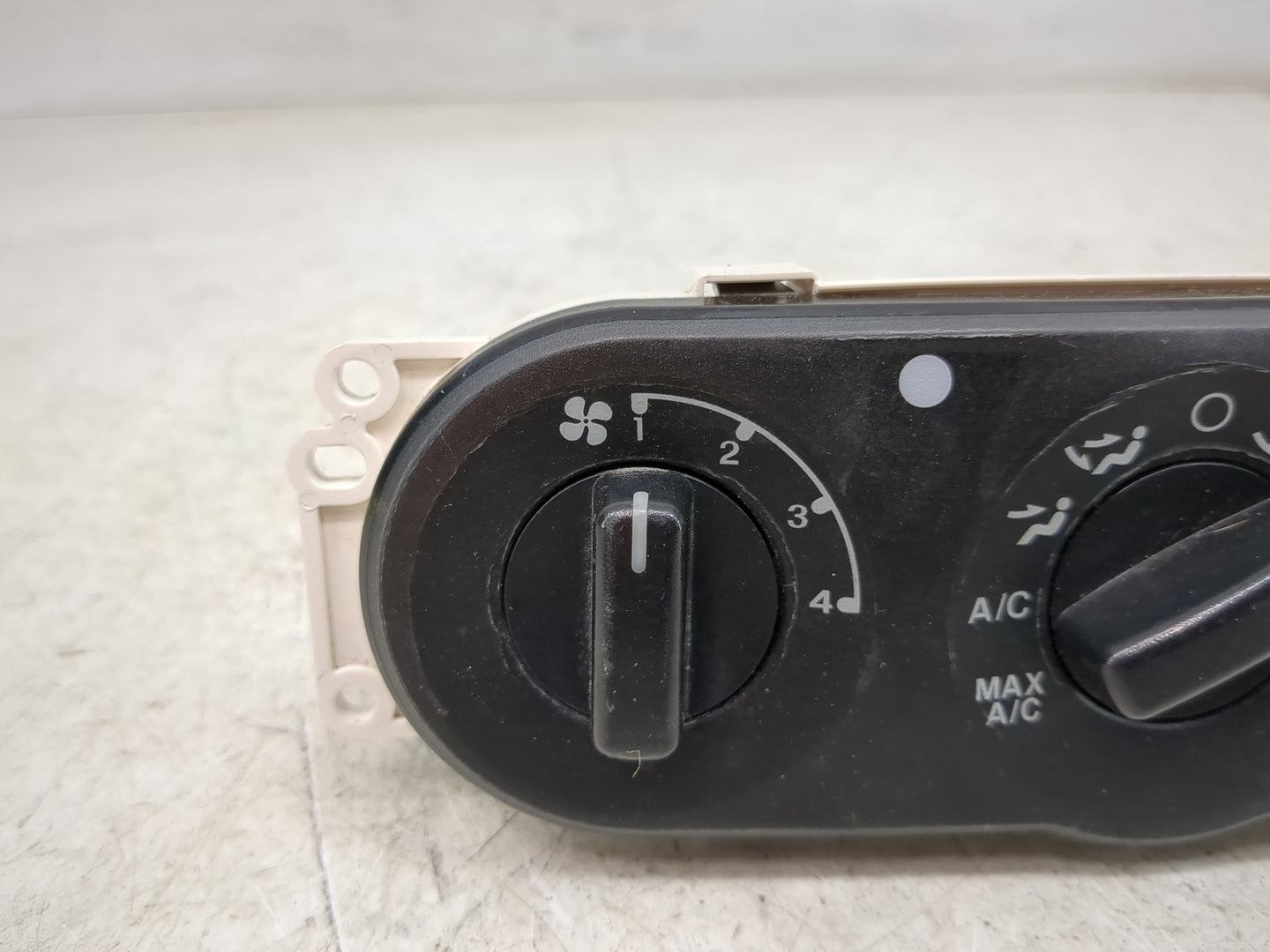 2001-2002 Ford Escape Climate Control Module Temperature AC/Heater Replacement P/N:YL8H-19980-A Fits Fits 2001 2002 OEM Used