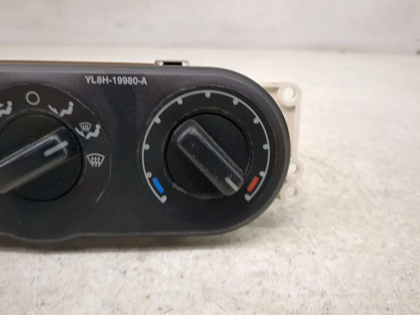 2001-2002 Ford Escape Climate Control Module Temperature AC/Heater Replacement P/N:YL8H-19980-A Fits Fits 2001 2002 OEM Used
