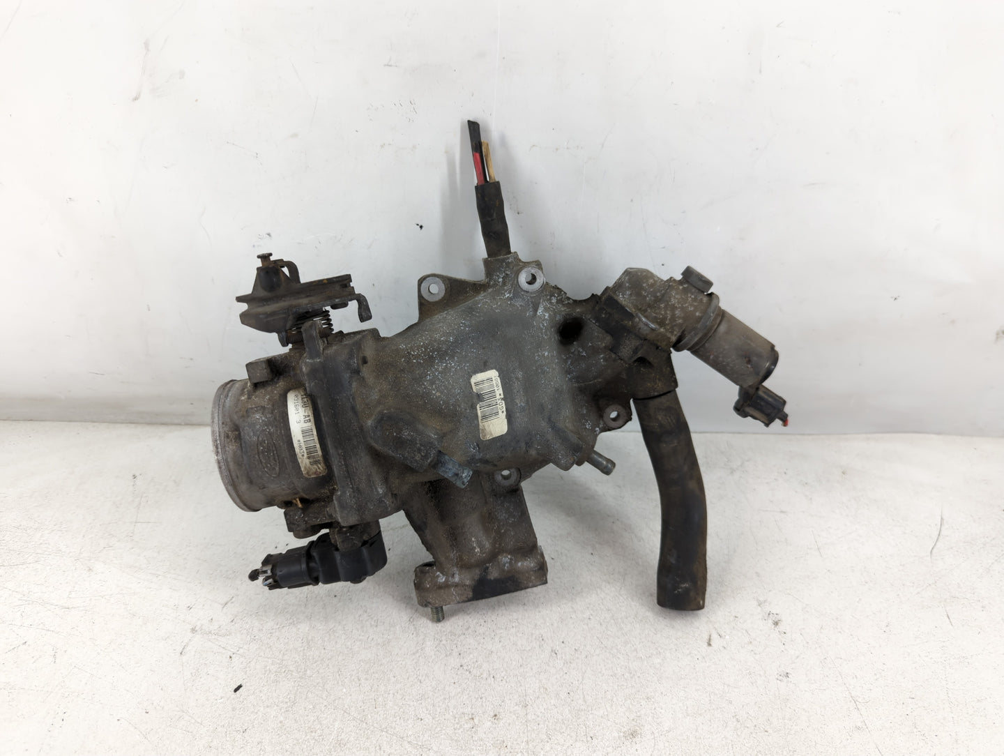 2001 Ford Expedition Throttle Body P/N:YL3U-AB Fits Fits 2000 2002 2003 2004 OEM Used Auto Parts - Oemusedautoparts1.com