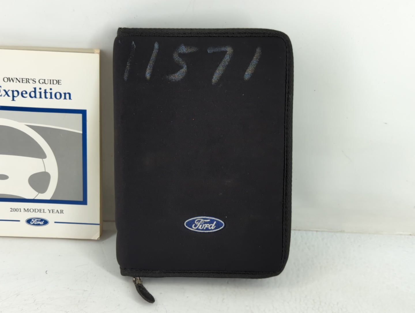 2001 Ford Expedition Owners Manual Book Guide P/N:1L1J-19A321-AB OEM Used Auto Parts - Oemusedautoparts1.com