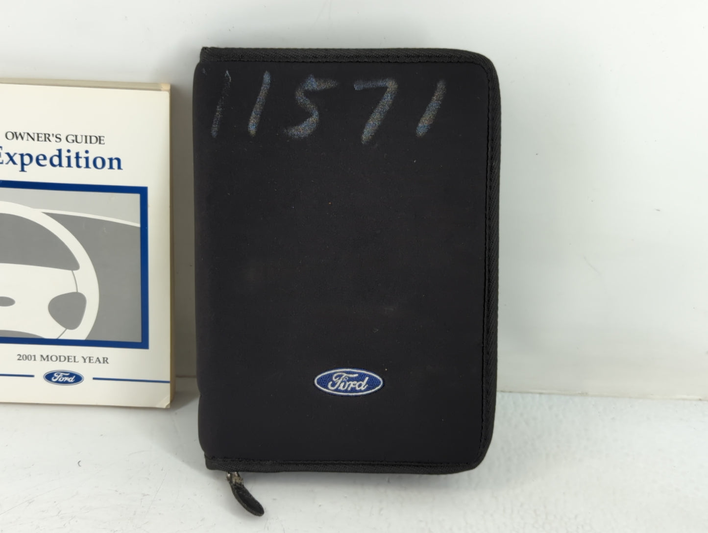 2001 Ford Expedition Owners Manual Book Guide P/N:1L1J-19A321-AB OEM Used Auto Parts - Oemusedautoparts1.com