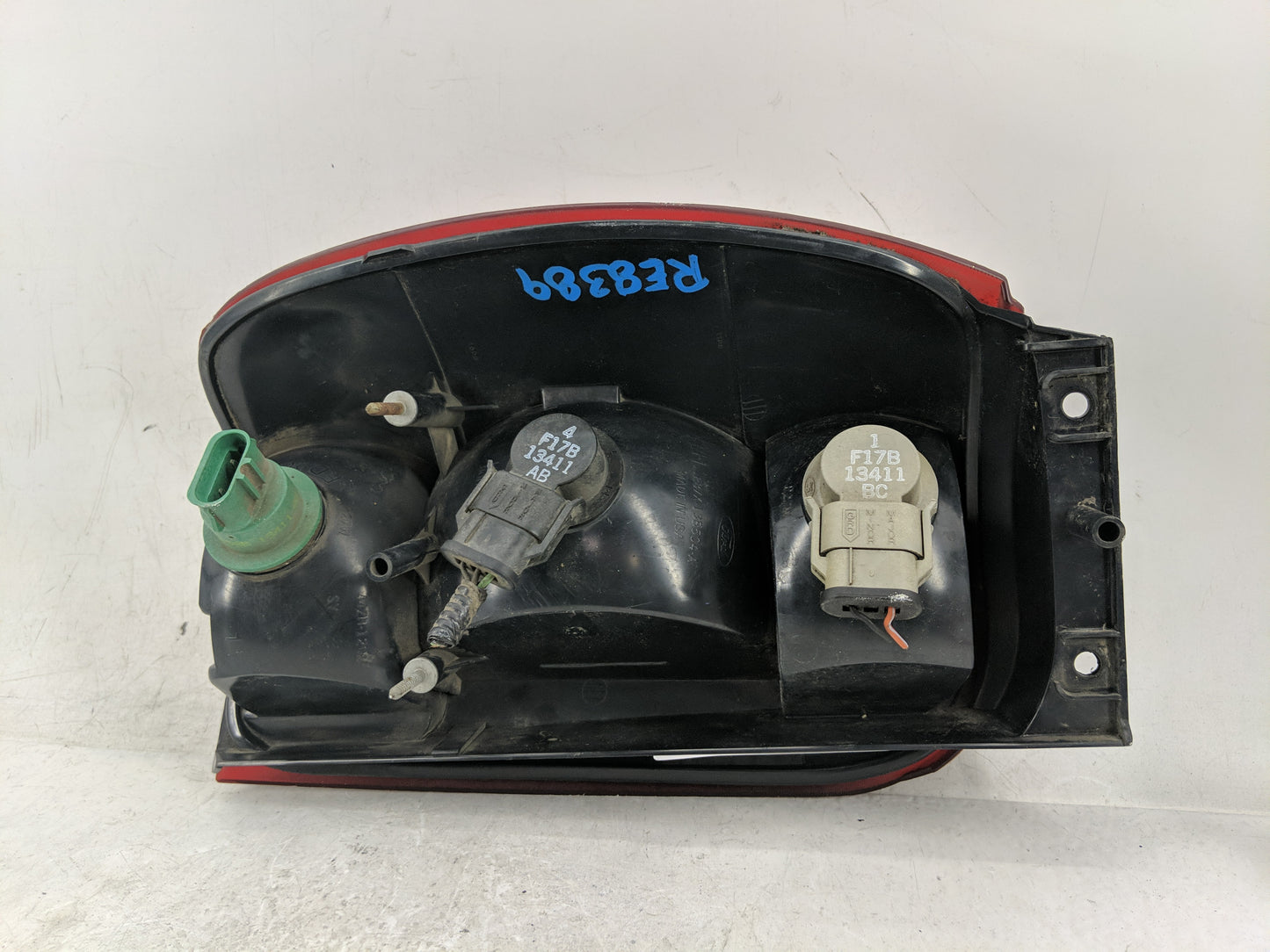 2001-2003 Ford Explorer Tail Light Assembly Passenger Right OEM P/N:44ZH-1202 Fits Fits 2001 2002 2003 OEM Used Auto Parts -