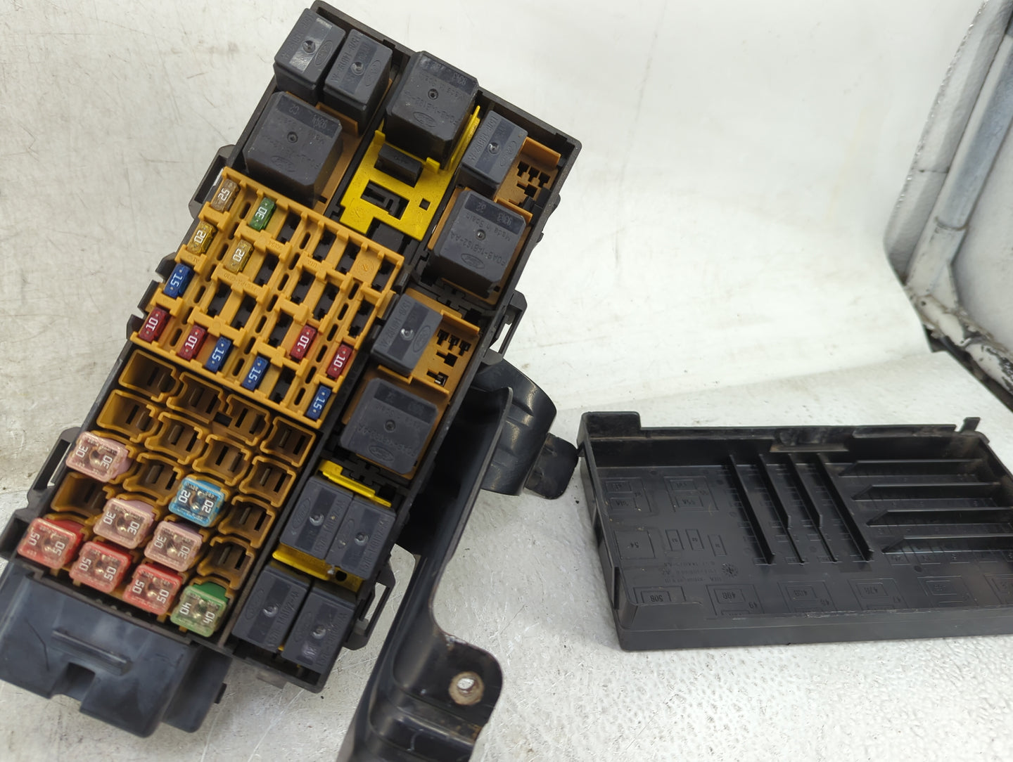 2001 Ford Explorer Sport Trac Fusebox Fuse Box Panel Relay Module Fits Fits 2000 OEM Used Auto Parts - Oemusedautoparts1.com