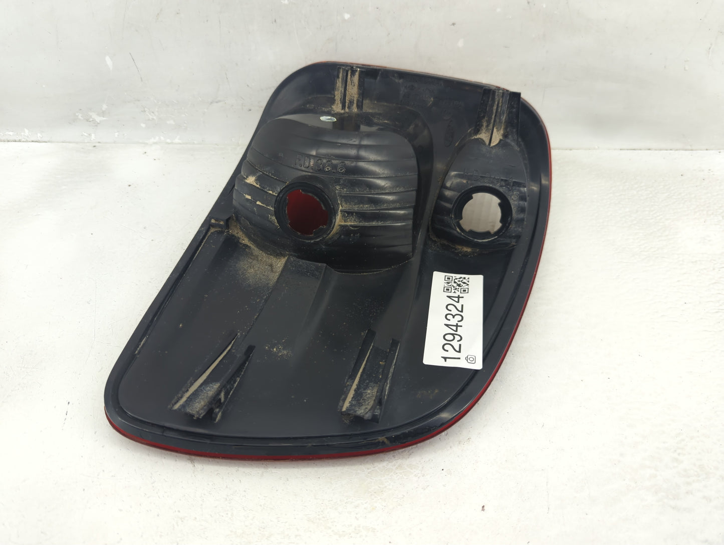 2000-2004 Ford F-150 Tail Light Assembly Driver Left OEM P/N:YL3X-13B504-A 44ZH-1499A Fits Fits 2000 2001 2002 2003 2004 OEM