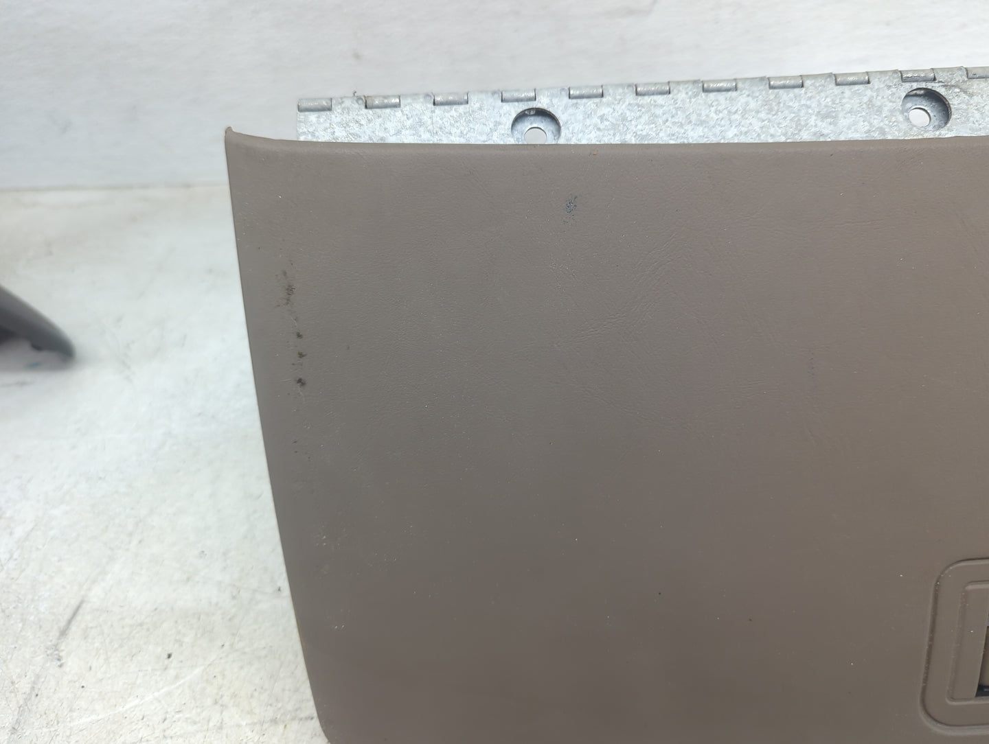 2001 Ford F350sd Passenger Glove Box Door Storage Compartment Tan - Oemusedautoparts1.com