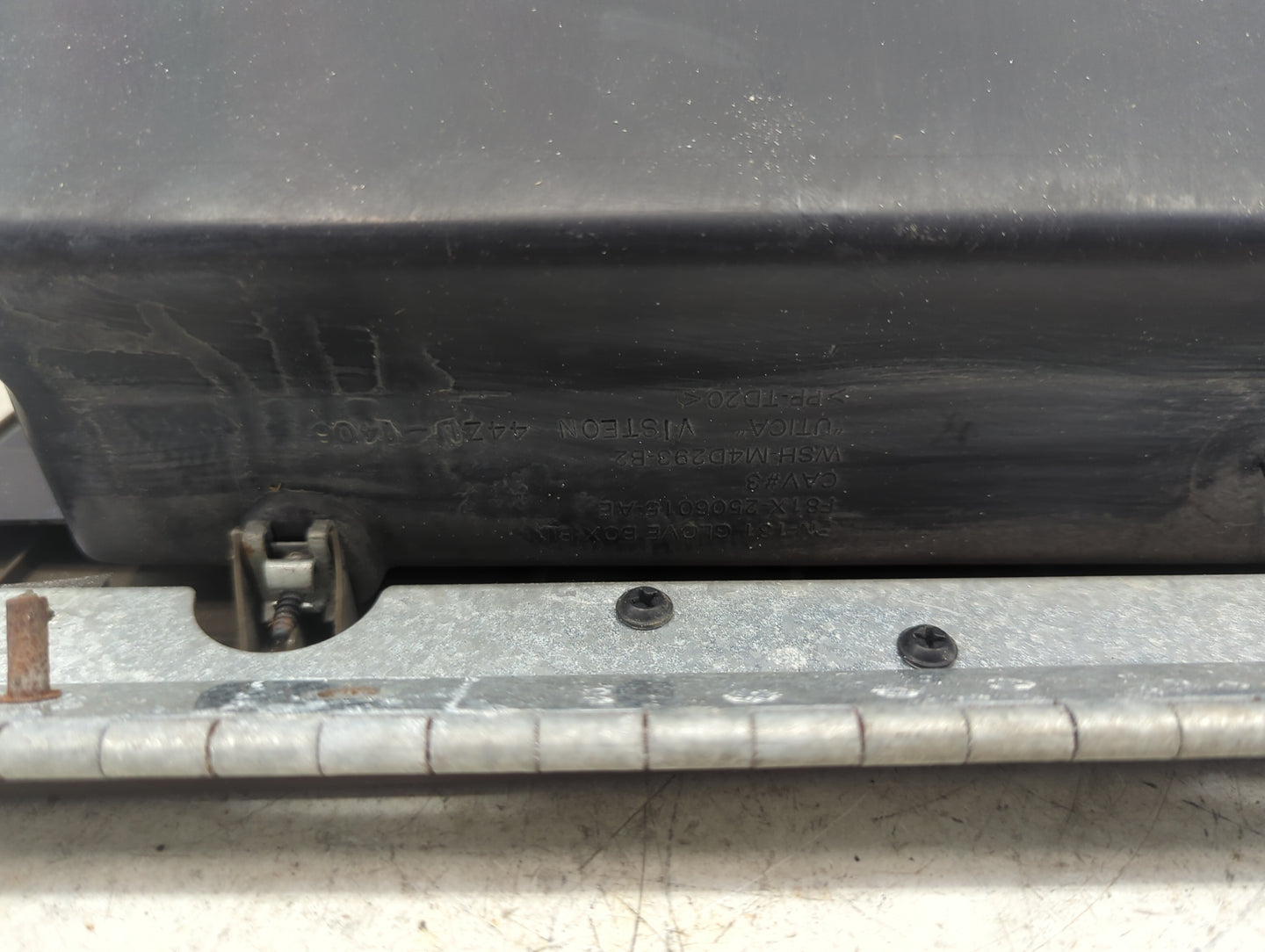 2001 Ford F350sd Passenger Glove Box Door Storage Compartment Tan - Oemusedautoparts1.com