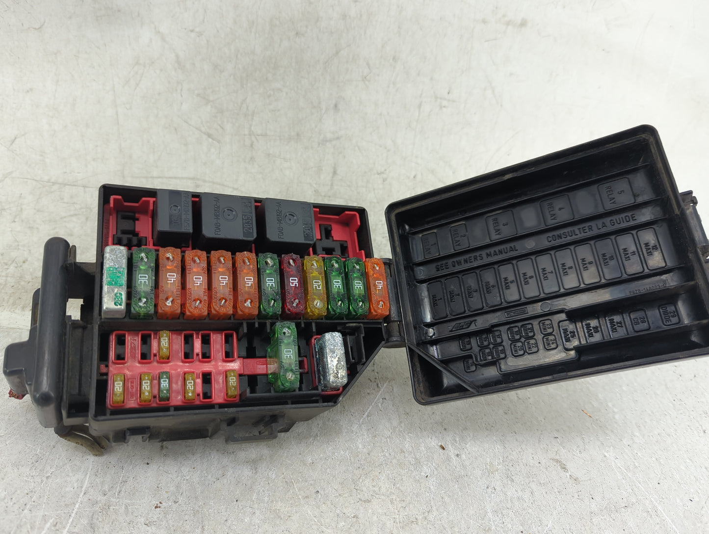 2001-2002 Ford Mustang Fusebox Fuse Box Panel Relay Module P/N:F8ZB-14A003-C Fits Fits 2001 2002 OEM Used Auto Parts - Oemus