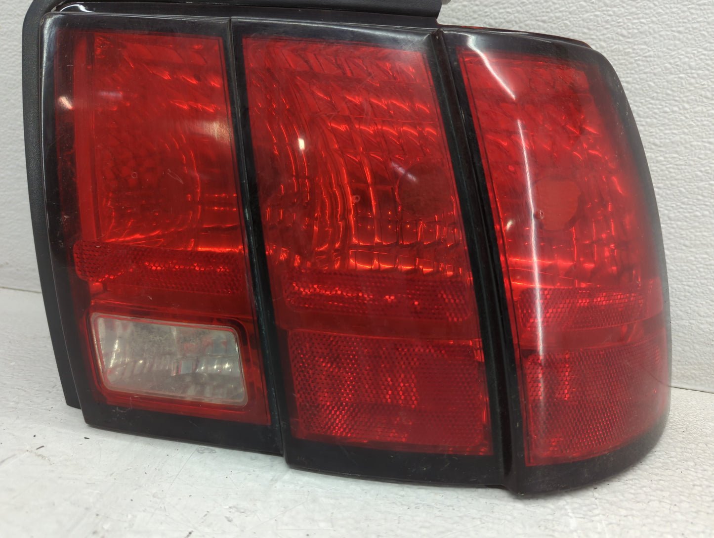 1999-2004 Ford Mustang Tail Light Assembly Passenger Right OEM P/N:XR33-13B504 Fits Fits 1999 2000 2001 2002 2003 2004 OEM U