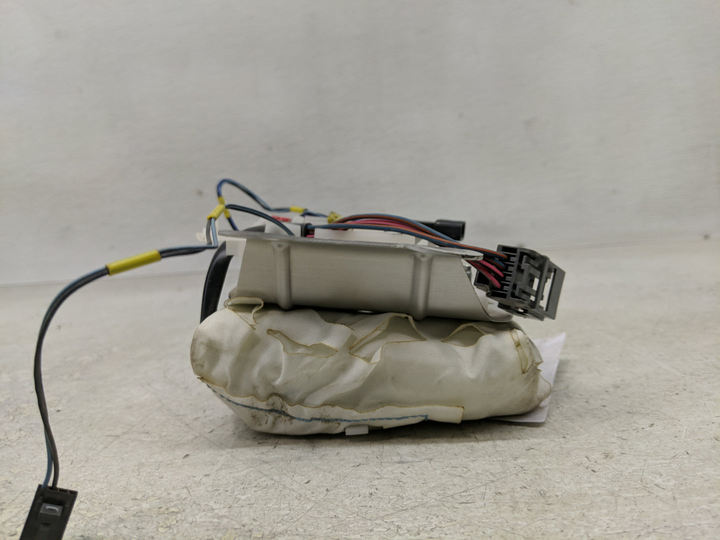 2000-2001 Ford Taurus Air Bag Driver Left Steering Wheel Mounted P/N:P5206000-00E Fits Fits 2000 2001 OEM Used Auto Parts - 