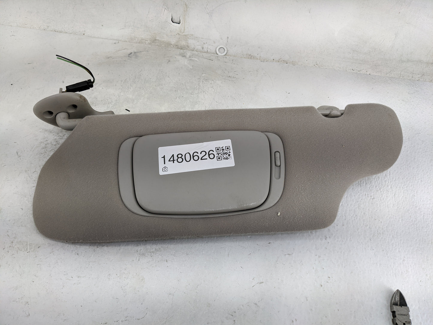 2001 Ford Taurus Sun Visor Shade Replacement Driver Left Mirror Fits OEM Used Auto Parts - Oemusedautoparts1.com