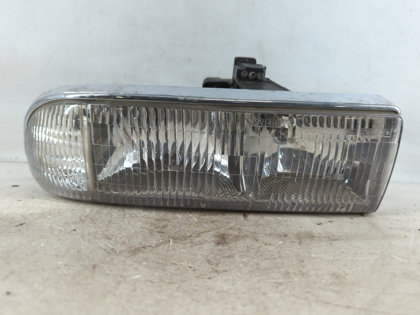 Gmc Chevrolet Passenger Right Oem Head Light Headlight Lamp - Oemusedautoparts1.com