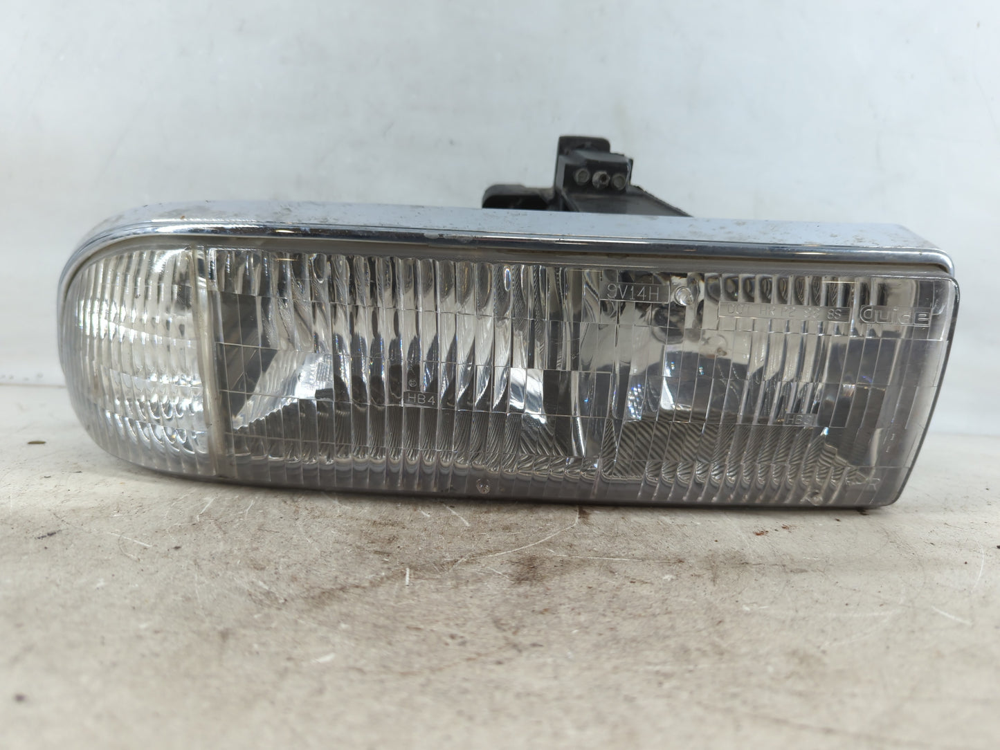 Gmc Chevrolet Passenger Right Oem Head Light Headlight Lamp - Oemusedautoparts1.com