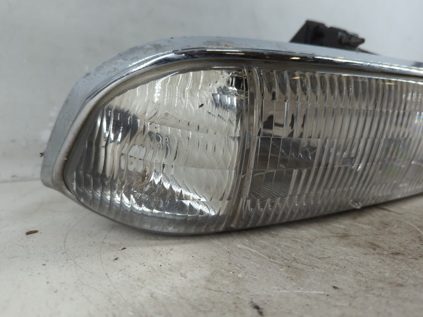 Gmc Chevrolet Passenger Right Oem Head Light Headlight Lamp - Oemusedautoparts1.com
